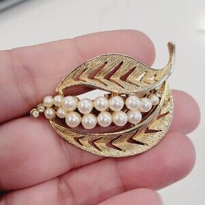 Faux Pearl Texture Leaf Pin Brooch Gold Tone Minimal Boho Vintage